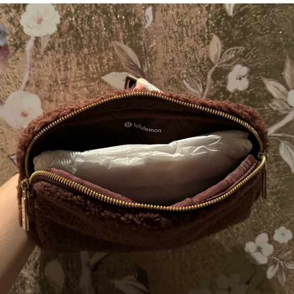 Lululemon 2L Brown Sherpa Everywhere Belt Bag in Earth Gold - Picture 8 of 8